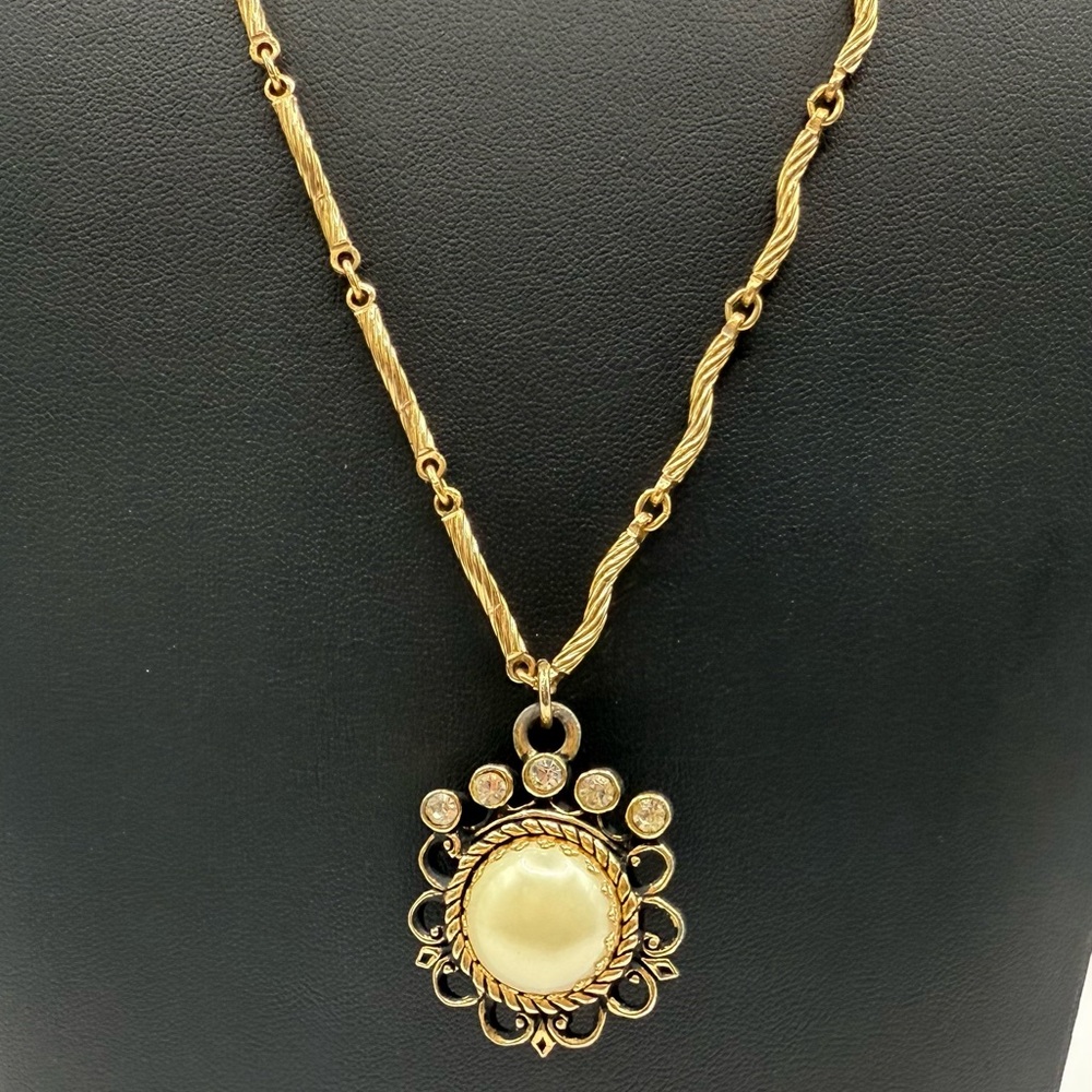Vintage Faux Pearl Pendant Necklace | Gold Scalloped Frame Rope Chain - Picture 9 of 10